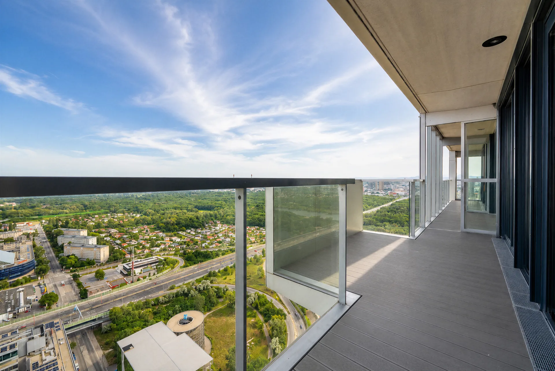 Balkon mit Blick über die Stadt und ins Grüne